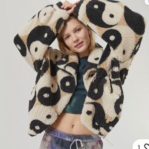 URBAN OUTFITTERS | Olivia Yin Yang Sherpa Zip Front Y2K Jacket Women's
Size M